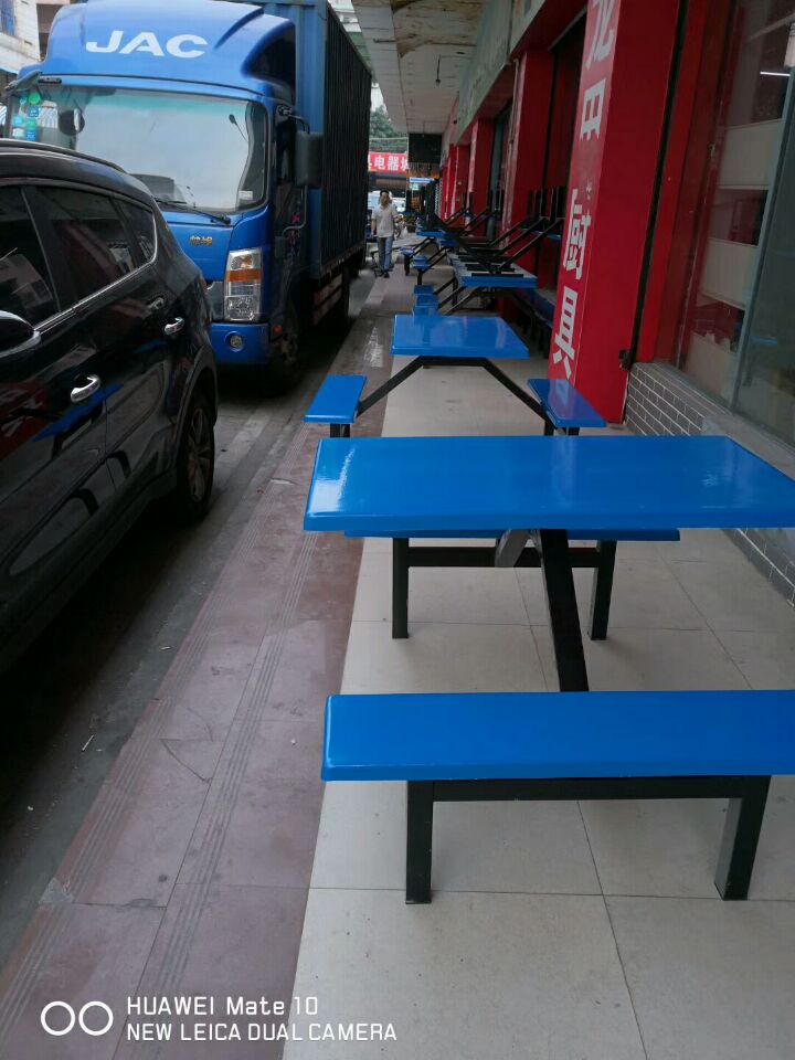 超市門口餐桌椅